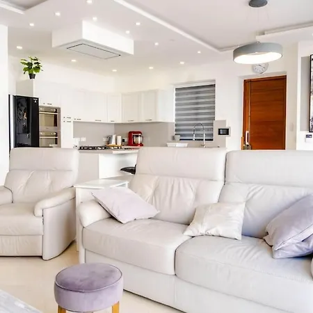Mellieha, Luxury 3 Bedroom Azure Maisonette